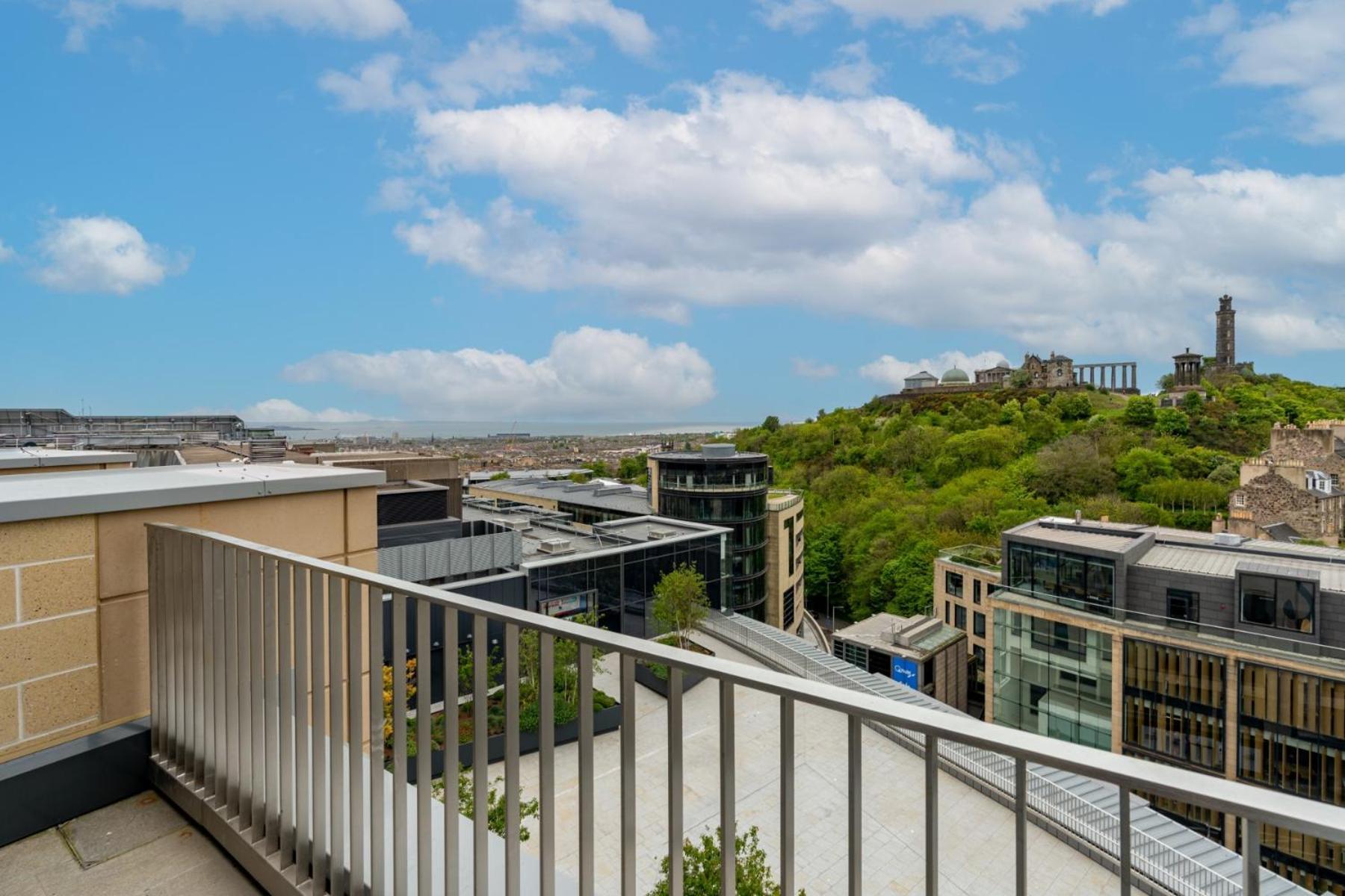 Roomzzz Edinburgh Exterior photo